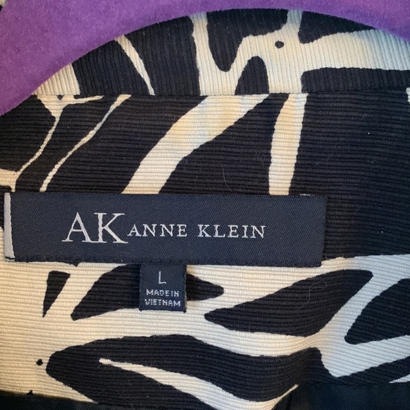 Anne Klein Large along Lined and Buttoned Blazer/Coat in EUC - Picture 2 of 6